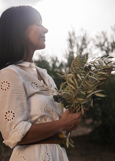 Maria Del Rio au milieu des oliviers