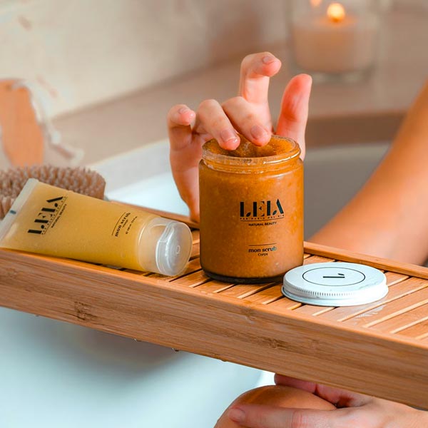 Maria Del Rio au milieu d'un champ d'oliviers