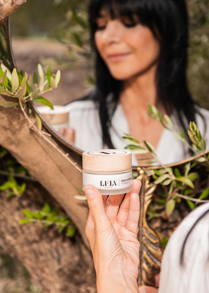 Maria Del Rio au milieu d'un champ d'oliviers