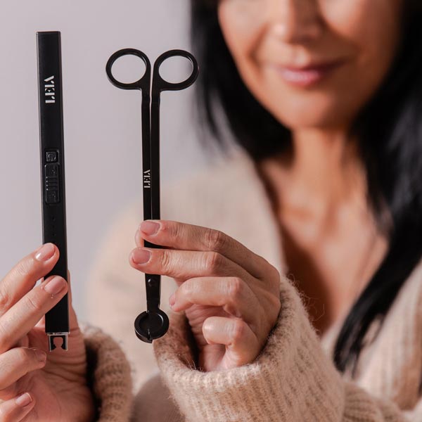 Maria Del Rio présentant mon briquet et mes ciseaux